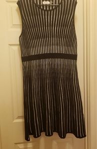 Black/white sleeveless dress